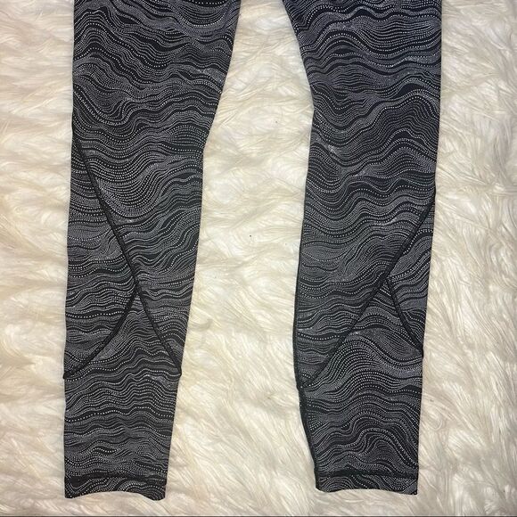 Lululemon In Movement Tight 25” - Picture 7 of 8